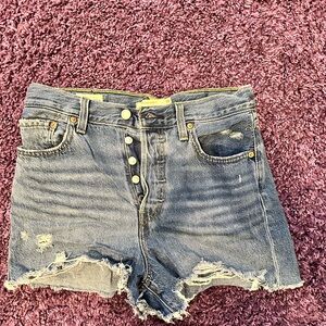 High-waisted distressed denim shorts #denimshorts